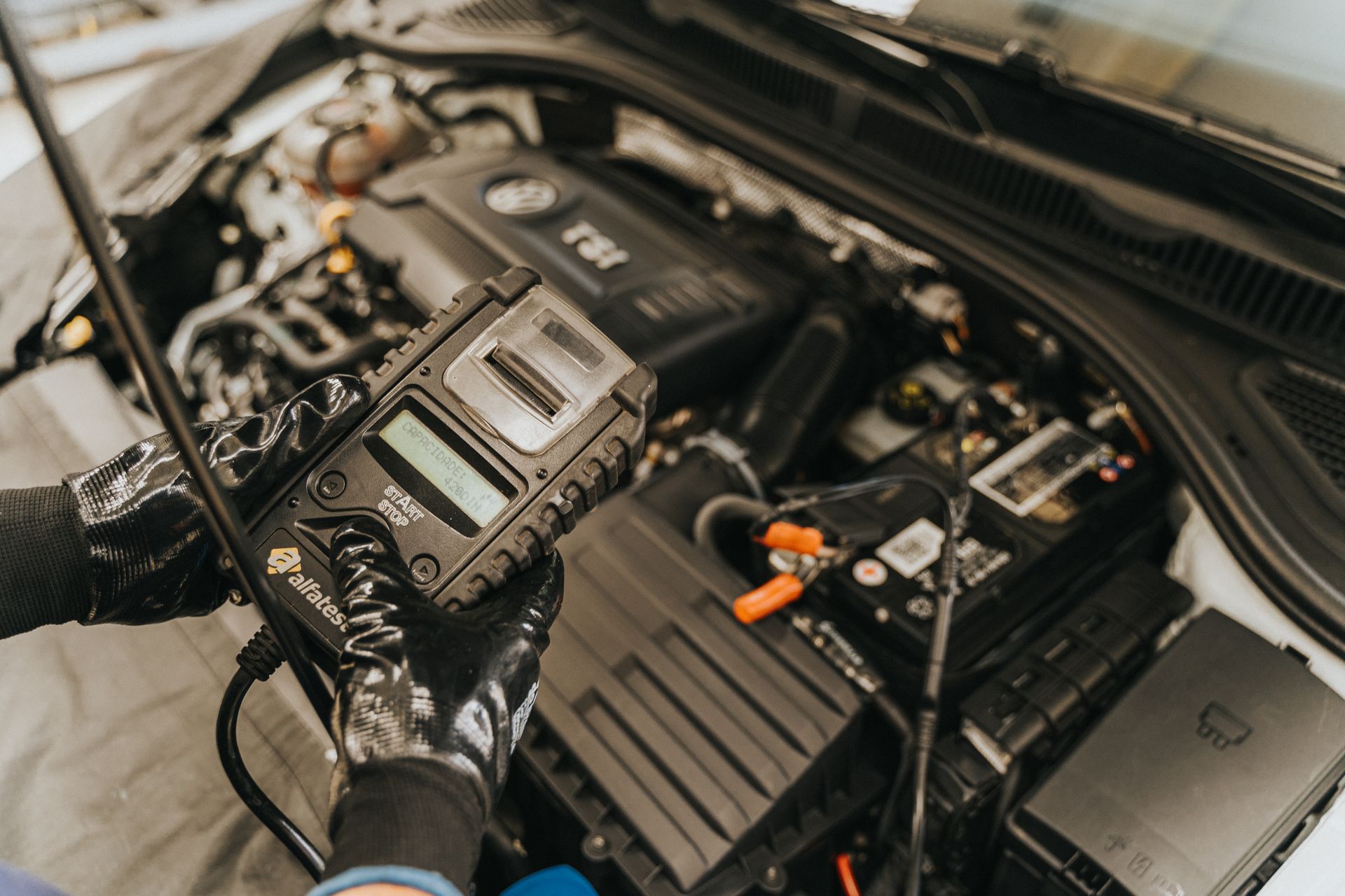 Mecánico diagnosticando con una herramienta de diagnóstico automotriz
